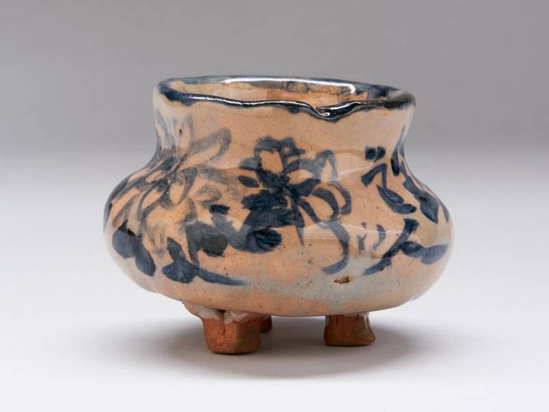 Incense Burner with Chrysanthemum Design in Underglaze Blue  - Subjektiv.art