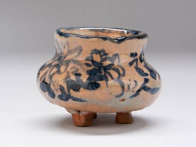 Incense Burner with Chrysanthemum Design in Underglaze Blue - Subjektiv.art